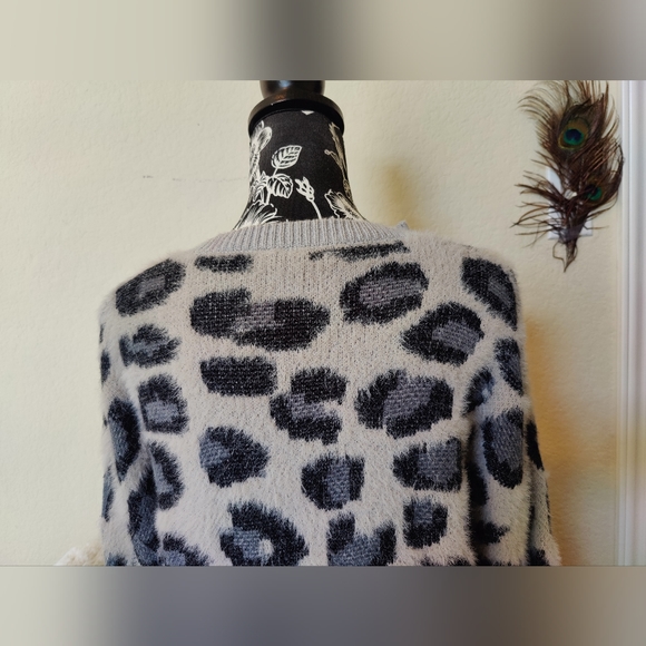 Time And Tru NWOT gray Animal print crew neck sweater 🐆🩶🖤 (S/CH) (Size: 4-6) - Picture 4 of 16